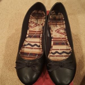 Black ballet flats